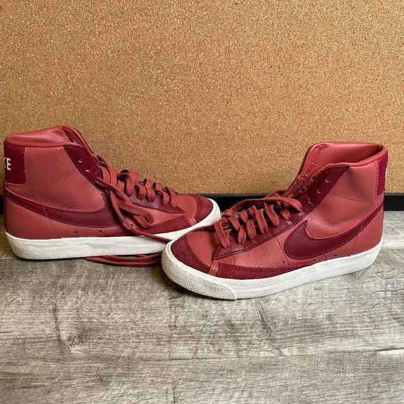 NIKE Red Blazer '77 Vintage Mid Sneakers in Rust / Red Size Women's 7 - Picture 1 of 8